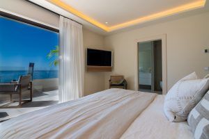 Habitación de matrimonio de la promoción de obra nueva Velaya. Vivienda en Estepona con piscina, ideal para vivir un estilo de vida mediterráneo.