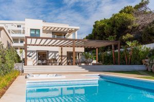 Vista exterior piscina privada de la promoción obra nueva Velaya. Vivienda en Estepona con piscina, ideal para vivir un estilo de vida mediterráneo.