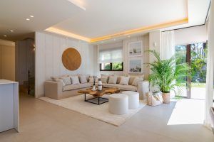Salón de la promoción obra nueva Velaya. Vivienda en Estepona con piscina, ideal para vivir un estilo de vida mediterráneo.