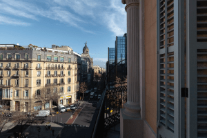 Imagen exterior del las vistas balcón de Rambla 29, una de las viviendas de lujo en Rambla Catalunya Barcelona.