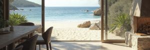 Imagen desde dentro de un apartamento de lujo frente al mar con unas vistas panorámicas espectaculares a la playa.