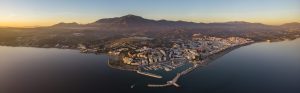Vista panorámica de la Costa del Sol en Estepona, donde se sitúa una promoción de obra nueva de lujo Velaya de Stoneweg Living.