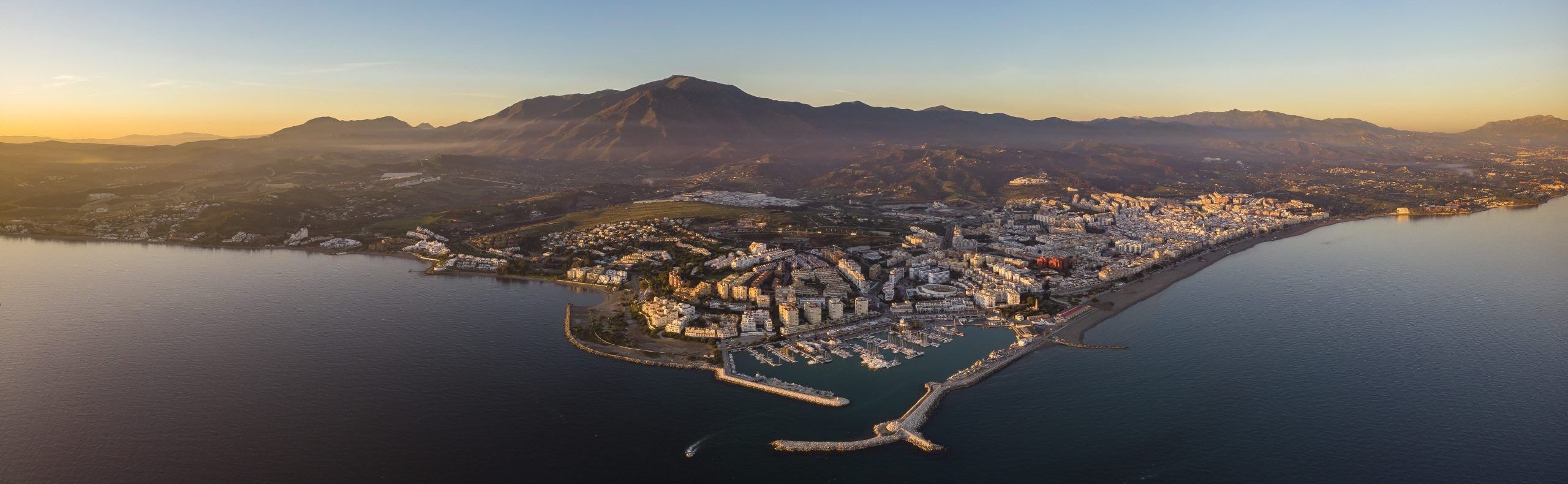 Vista panorámica de la Costa del Sol en Estepona, donde se sitúa una promoción de obra nueva de lujo Velaya de Stoneweg Living.
